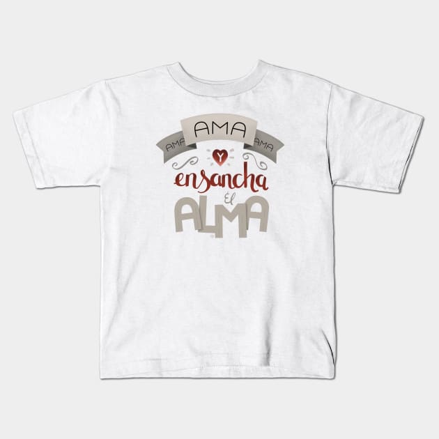 Ama y ensancha el alma Kids T-Shirt by AntiStyle